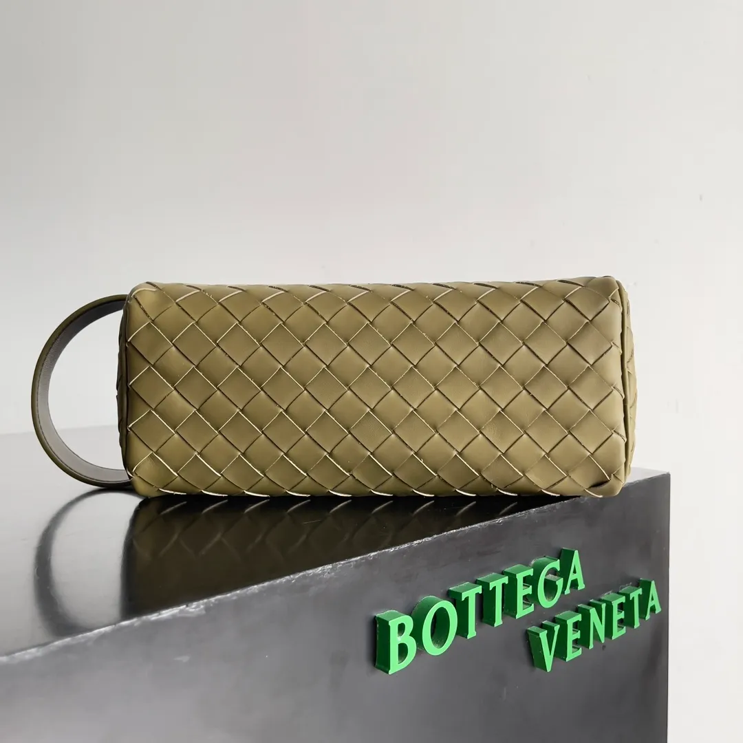 Batch 1260 BOTTEGA VENETA 2024 new INTRECCIATO classic toiletry bag, the choice of discerning people. The low-key luxury quality is the interpretation of its brand. If you like low-key BV, it is the first choice~~ Style number: 729295 Size: 26*13*10cm